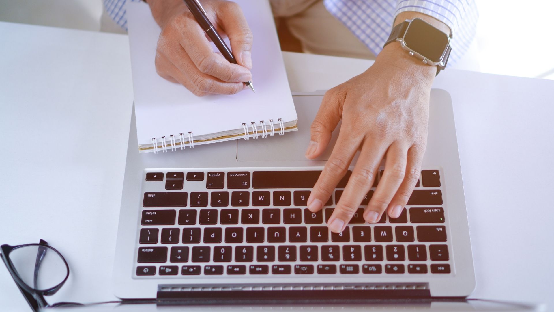 A man using the keys on a laptop doing SEO